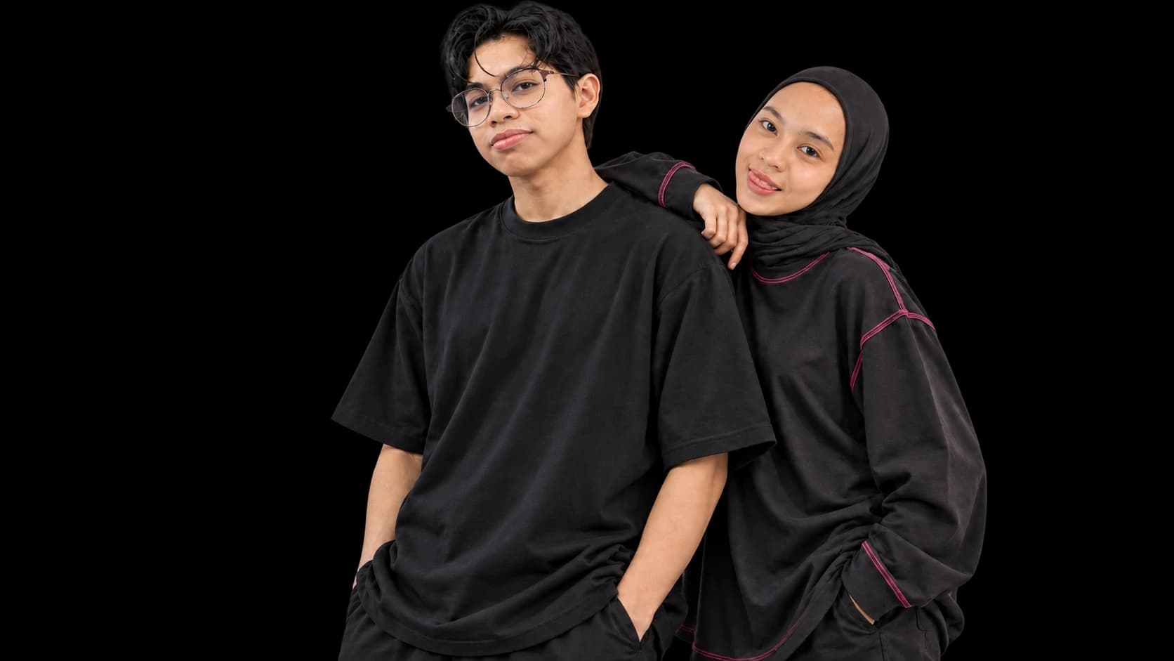 Model pria dan wanita memakai apparel hitam sebagai ilustrasi layanan produksi EFT